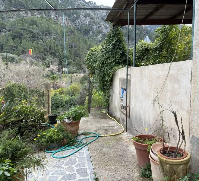 Rustic house with land on the outskirts — photo 1