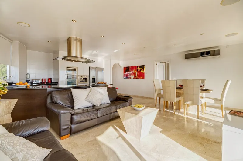 Frontline apartment with panoramic sea and marina views — photo 5