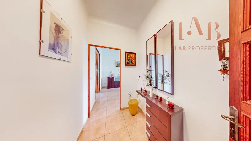 We present this interesting property consisting of two completely independent homes, each with its own access, making it — photo 5