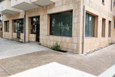 Corner commercial space in Sillot, 280 sqm with terrace — photo 1