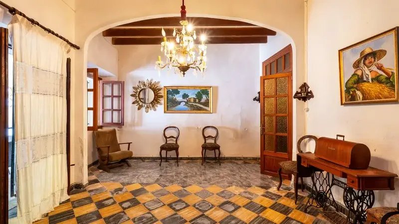 Ubicada en pleno centro de Sant Joan, esta tradicional casa de pueblo de unos 186 m² construidos sobre una parcela de aproximadamente 214 m² — photo 5