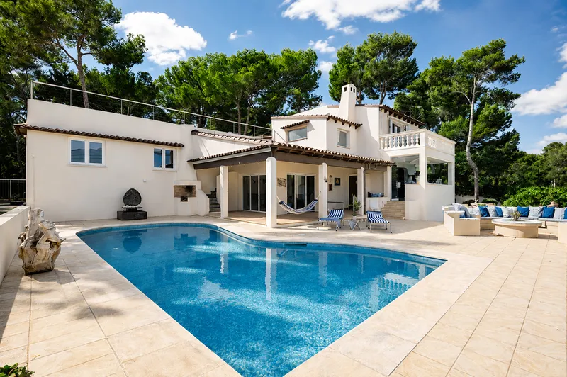 Spacious villa with sea views and great potential in Sol de Mallorca Mas — photo 1