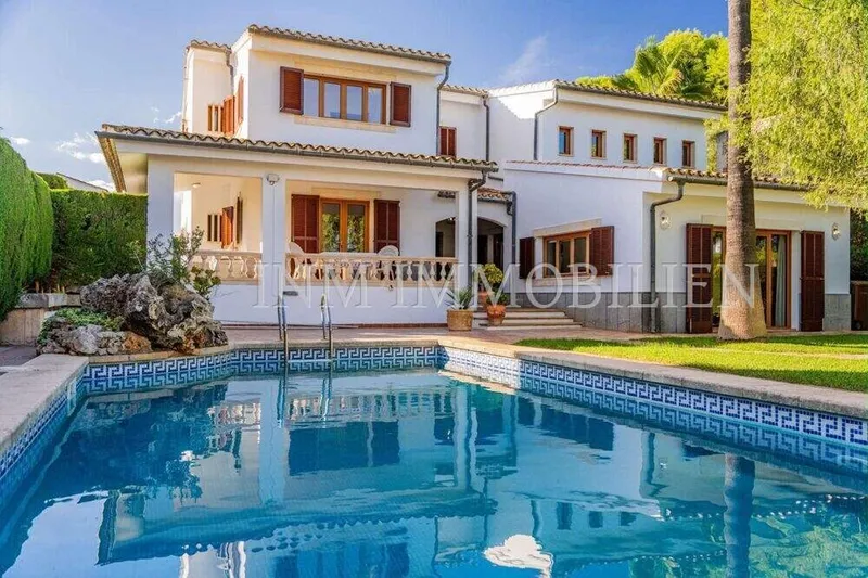 300m² detached house with 6 rooms, garden & pool for sale — photo 1