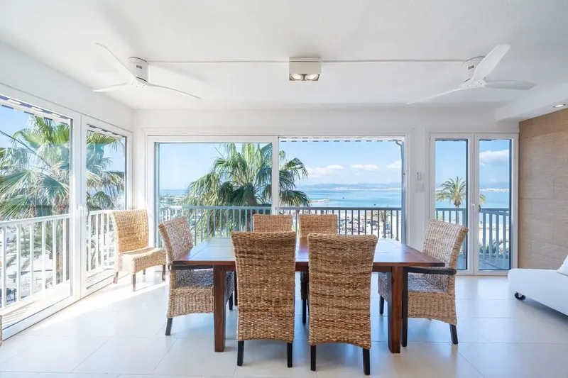 Discover this spectacular 180 m2 apartment on the first line of the beach in El Arenal de Llucmajor, where every day ends with a sunset — photo 1