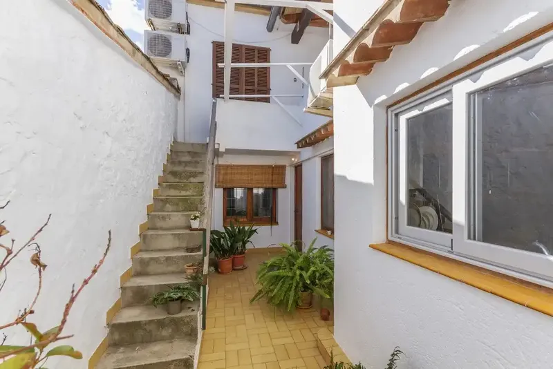 This excellent house, for sale in the sought-after old town area of Pollensa, is of generous dimensions, offers great flexibility — photo 6