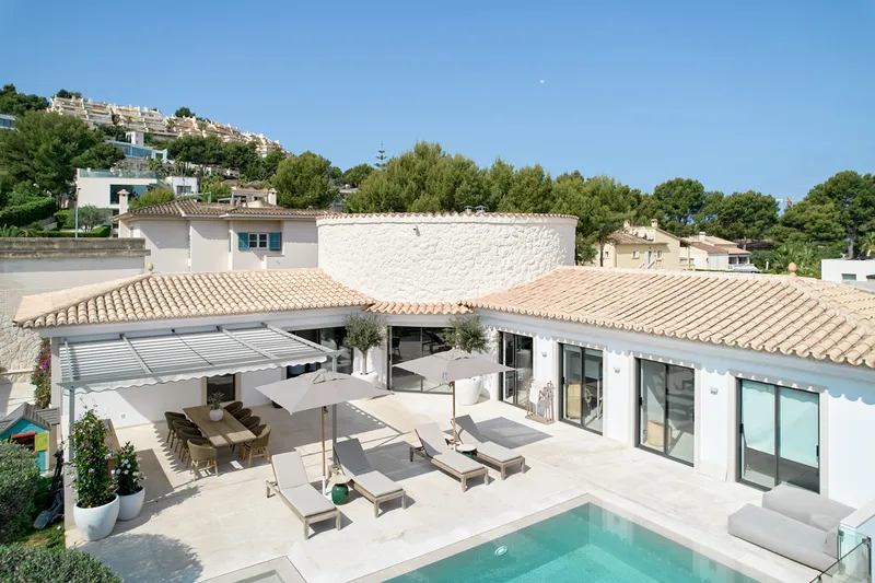 Modern family villa with traditional architecture in a prime location in Santa Ponsa - Marcel Remus Real Estate — photo 2