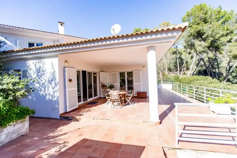 Situated in one of the most coveted residential areas of Portals Nous, this detached villa enjoys an elevated location next to a z — photo 8
