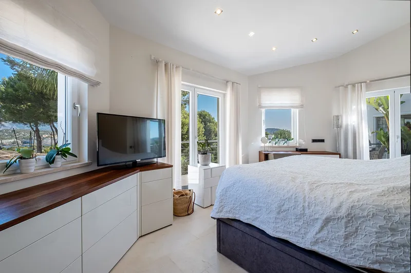 Modern luxury villa in a quiet location in Nova Santa Ponsa — photo 10
