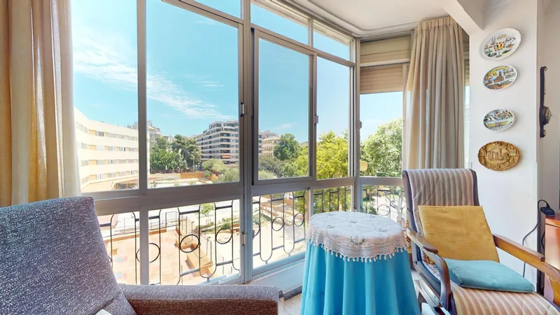 Bright three-bedroom apartment with study in the coveted Plaza Patines area — photo 3