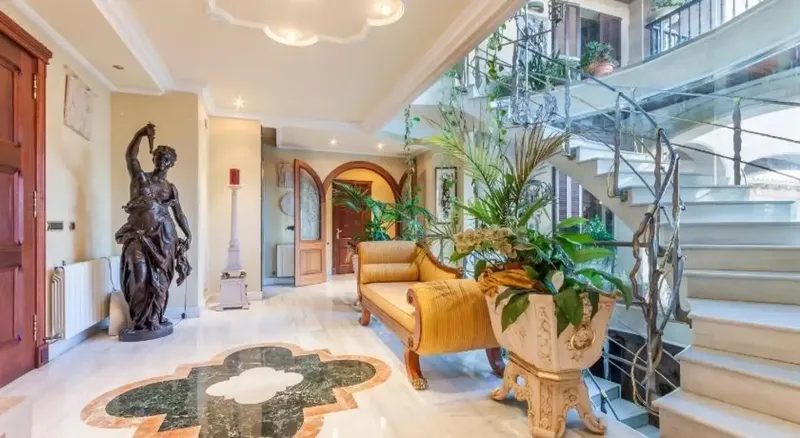Welcome to the dream home for families and couples! This detached house impresses with its large entrance, which leaves a lasting impression — photo 6