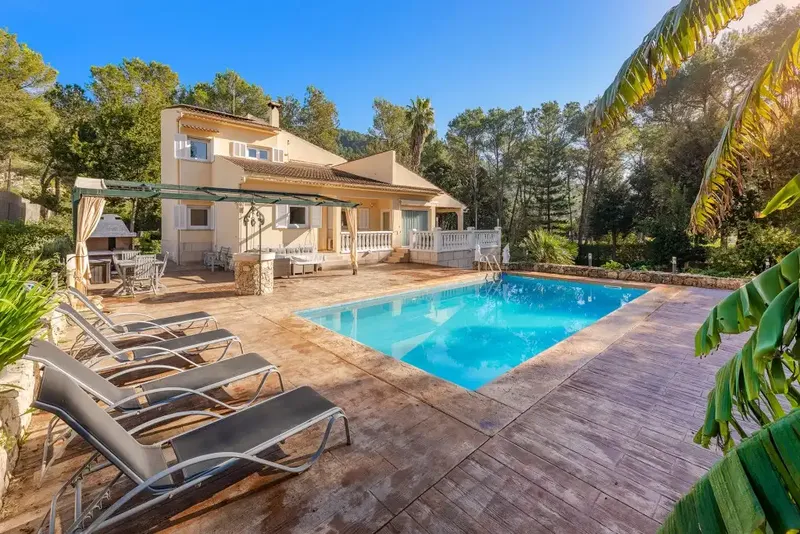 Charming detached villa for sale in a quiet residential area, conveniently located just 10 minutes — photo 1
