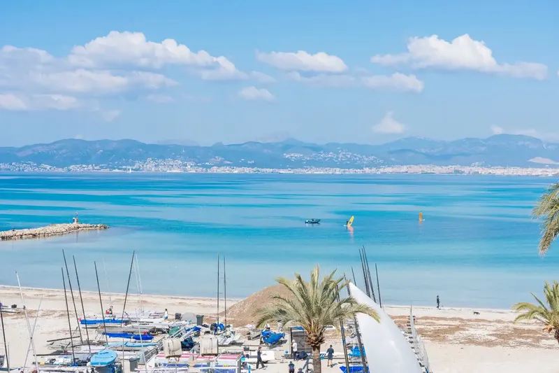 Discover this spectacular 180 m2 apartment on the first line of the beach in El Arenal de Llucmajor, where every day ends with a sunset — photo 3