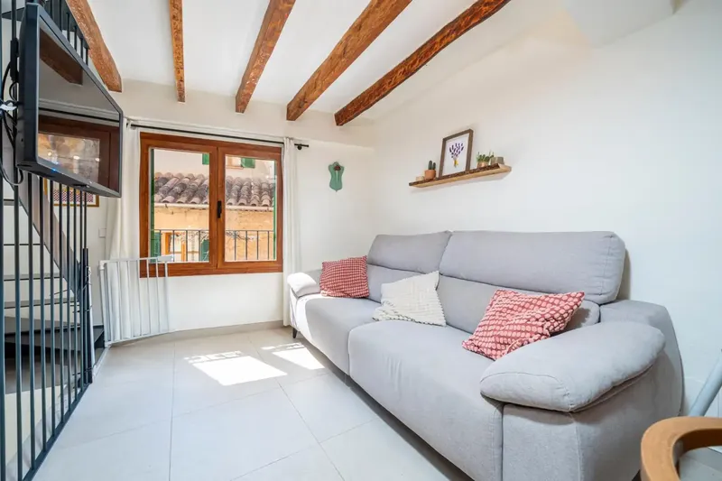 Descubre esta encantadora casa en Valldemossa, recientemente reformada con un gusto excelente, combinando el carácter tradicional de la vivi — photo 5
