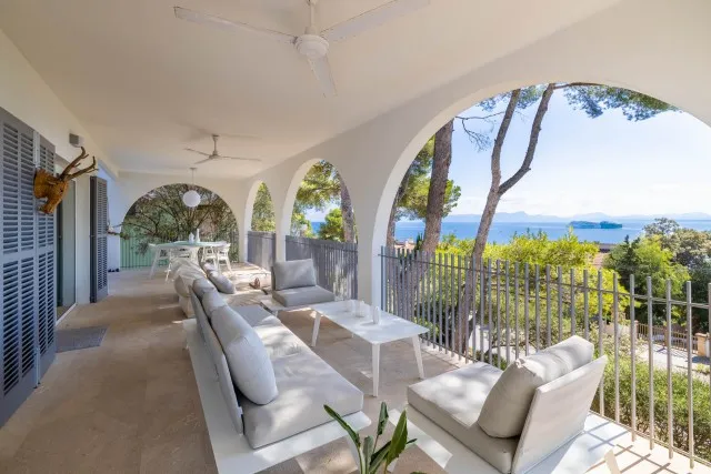 Detached sea view villa for sale close to Puerto Alcúdia, Mallorca — photo 1