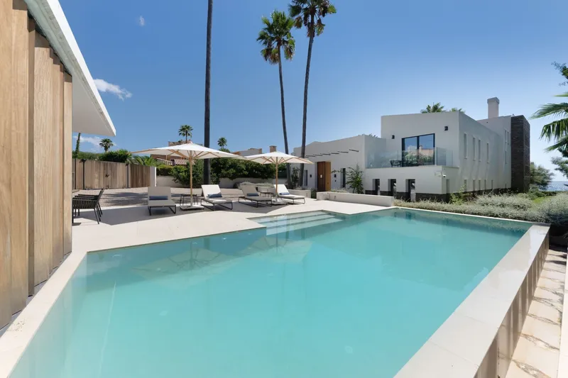 Frontline villa with direct beach access in Port Verd — photo 4