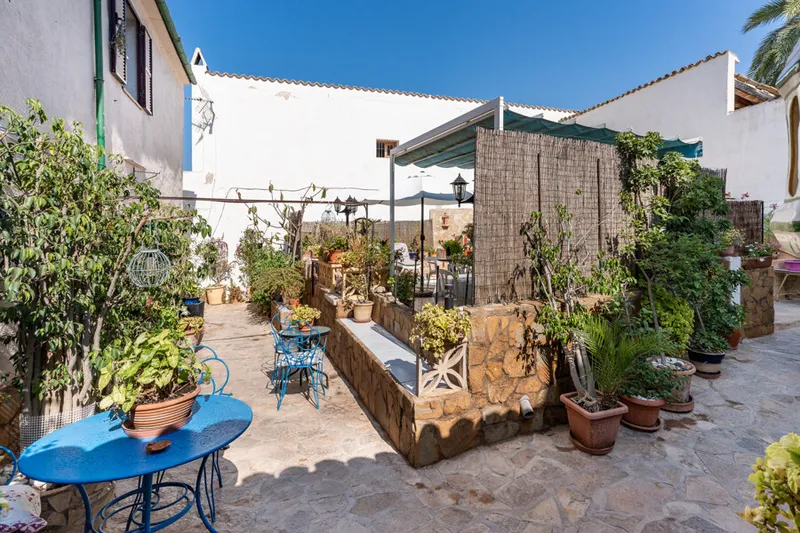 Beautiful Property of Three Houses, Ideal to Renovate — photo 2