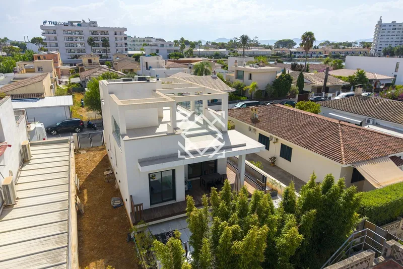 Modern villa for sale in Puerto de Alcúdia, 450 metres from the beach, with a garden, private swimming pool, sun terrace and high-quality finishes — photo 1