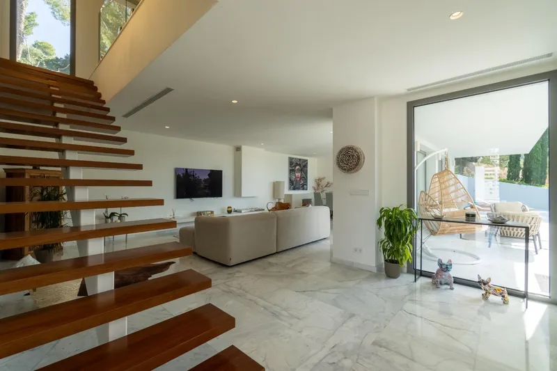 Contemporary-style villa — photo 9