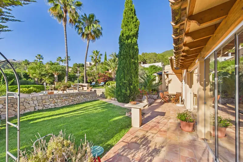 This elegant finca, built in 2002, extends over a generous area of 274 square meters on a 1,567 square meter plot — photo 5