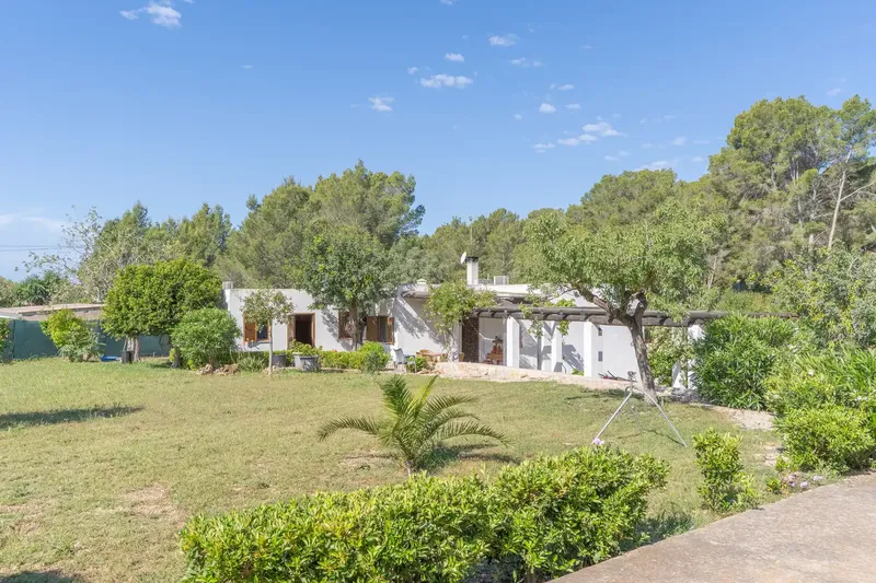 This charming finca embodies the original feeling of Mallorca: tranquility, nature, privacy and plenty of space to live — photo 5