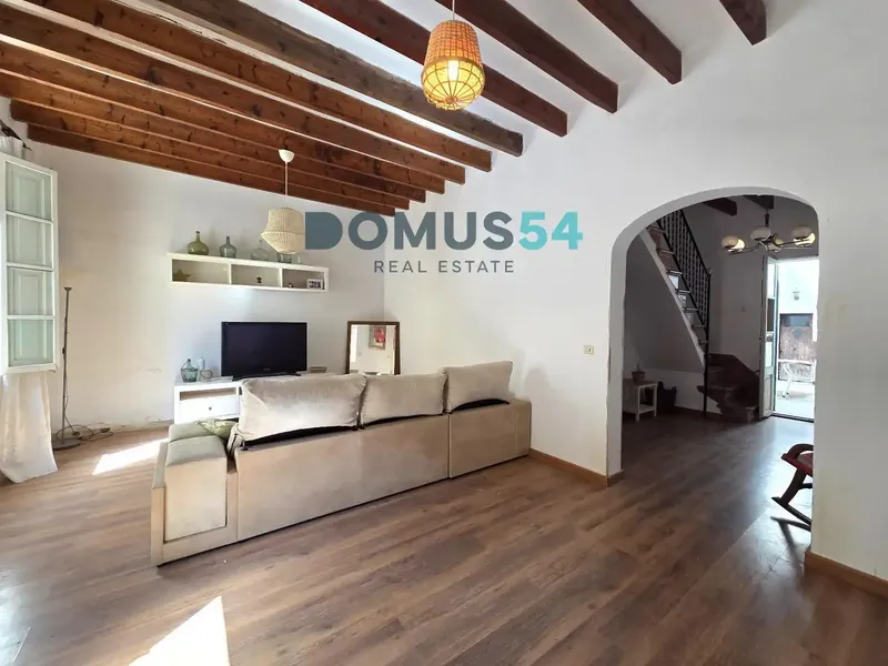 Unique opportunity in the historic center of Alcúdia: townhouse with garage and patio within the walls — photo 1