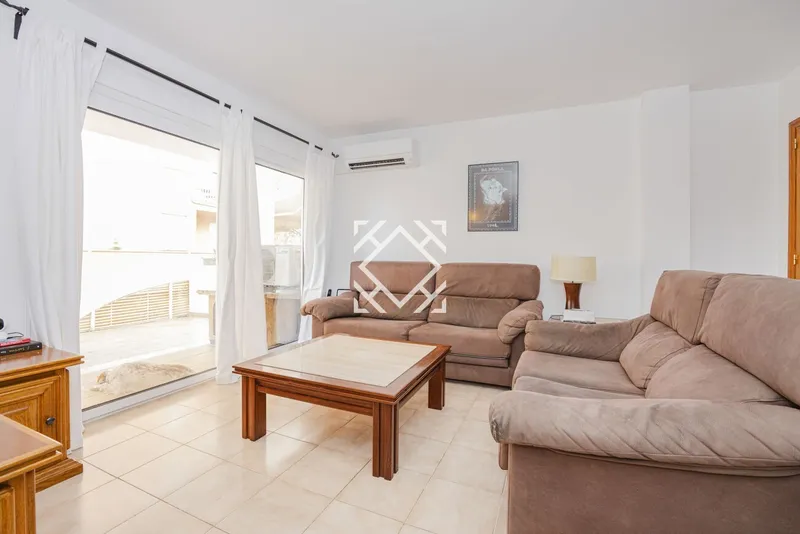 Spacious and bright flat for sale with a large terrace in Puerto de Alcudia — photo 3