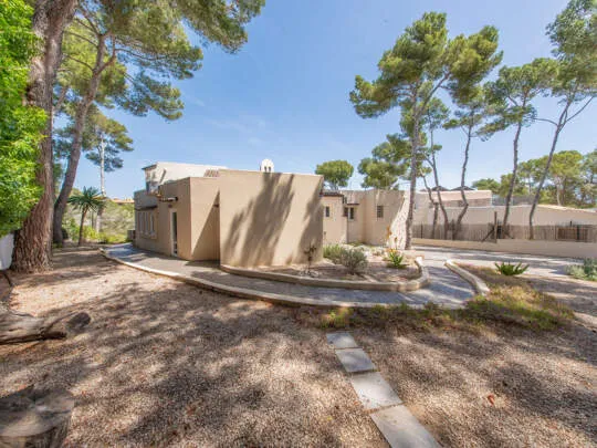 Sea-view villa with development potential in a prime location — photo 7