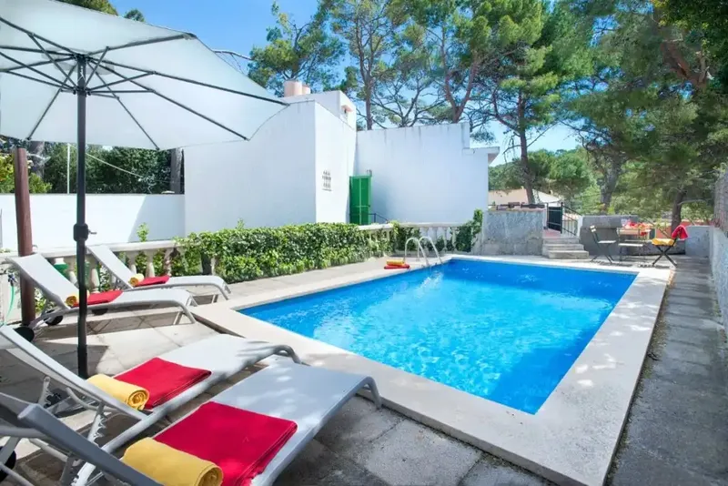 In the exclusive setting of Cala Sant Vicenç, just a 5-minute walk from its crystal-clear beaches, this charming chalet is located — photo 2
