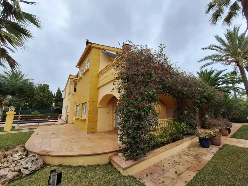 Fabulosa villa en segunda línea de mar y con vistas desde la segunda planta. — photo 2