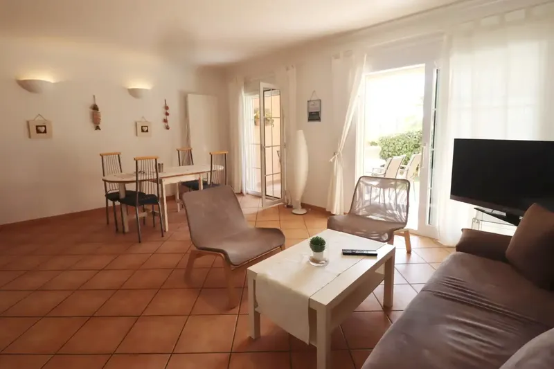 This spacious ground floor apartment is located in a quiet residential area of Peguera in Mallorca. The apartment offers a total of 5 rooms — photo 3