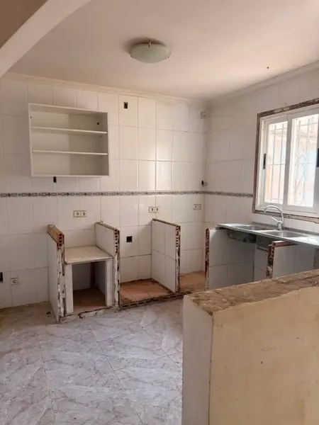 Two-storey house in Inca with several rooms and bathroom. Needs full renovation. Price €280,000. — photo 4