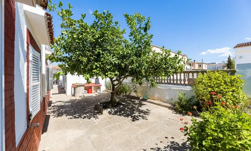 Detached house with pool and garage — photo 5