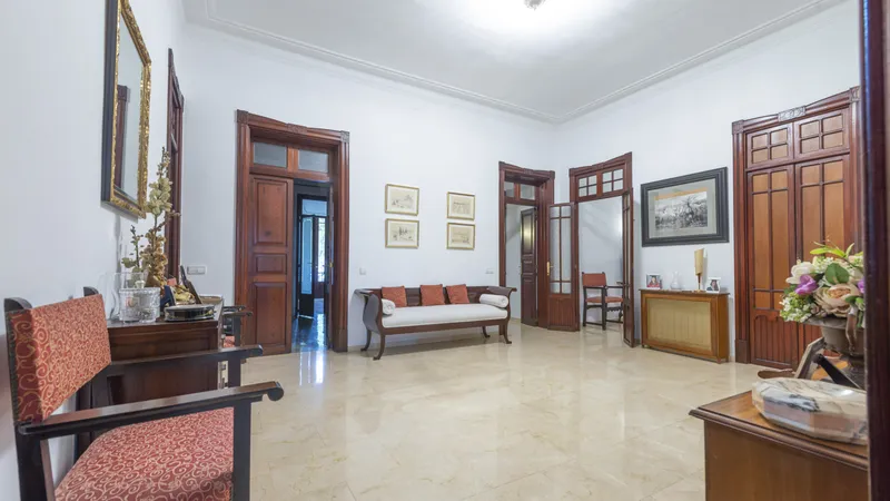 Investment! Beletage in Palma with large conservatory & lots of potential — photo 2