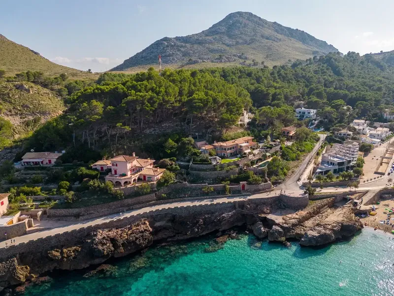 This 571 m2 villa in Cala Sant Vicenç on a plot of approx. 4,200 m2 on the first line of the sea charms with its fantastic and clear view to — photo 2