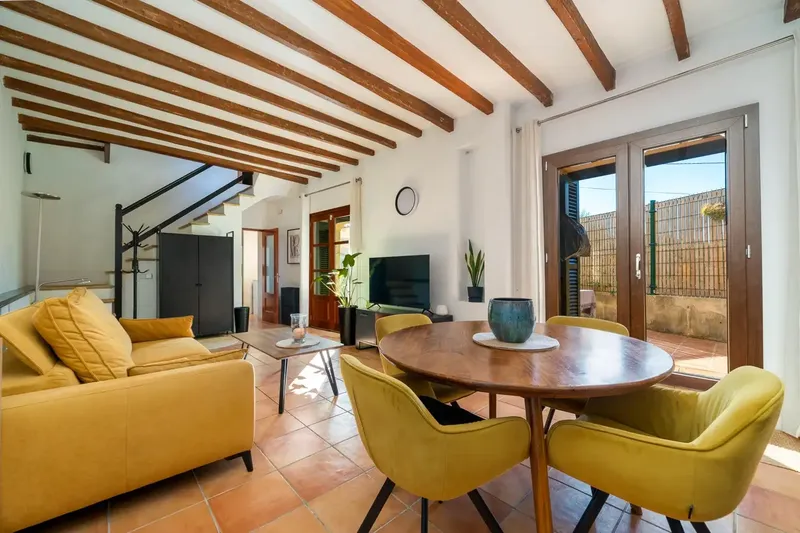 PINA – CALLE SINEU. Se vende acogedora casa de pueblo de dos plantas, situada en un entorno tranquilo y rodeado del carácter propio del inte — photo 4
