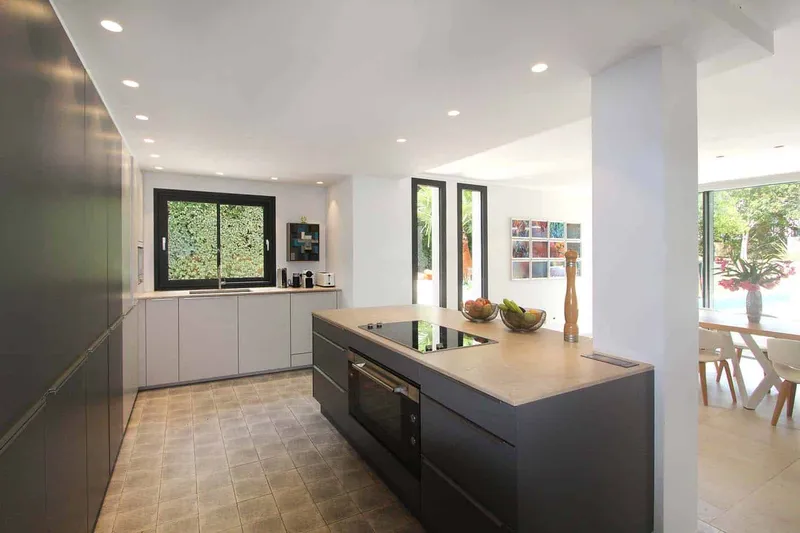 Bright 6-bedroom villa for rent — photo 5