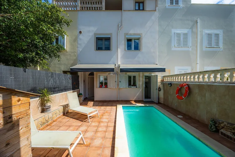 Townhouse with pool on second line from the sea — photo 1
