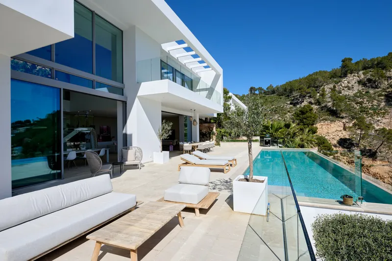 Exclusive: Modern villa with spectacular city and sea views! - Marcel Remus Real Estate — photo 6