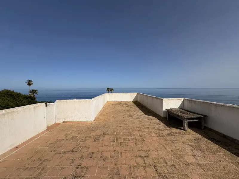 In a highly sought-after location in Cala Serena, this impressive villa is situated on the second line of the sea with stunning views — photo 3