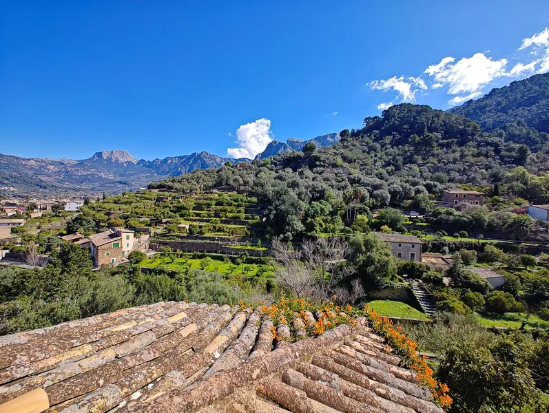 House for sale in Sóller with large 1,000 m² garden and mountain views — photo 1