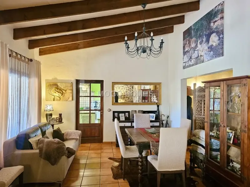 Esta atractiva casa es perfecta para quienes desean vivir en el campo, ya que cuenta con conexiones a la red eléctrica y al suministro de ag — photo 9