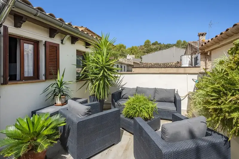 Charming townhouse for sale in Pollensa, on a corner plot on a quiet residential street, just a short — photo 1