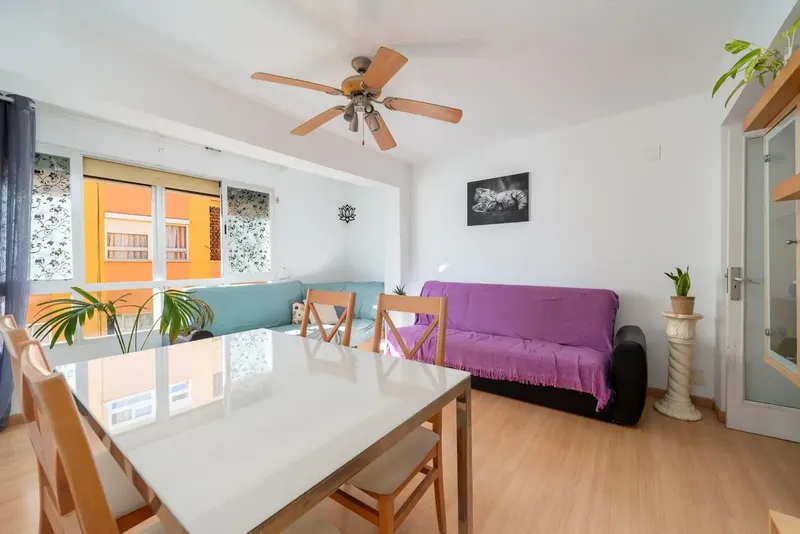 Discover this excellent opportunity to acquire a flat in Palma de Mallorca. Located on a fourth floor without a lift, this property has — photo 9