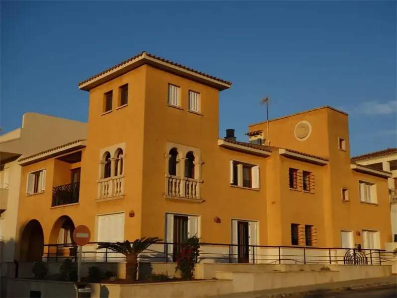 Casa tipo duplex en la mejor zona del pleno centro de Puerto de Alcudia, localizada en la primera y segunda planta de una casa señorial ados — photo 1