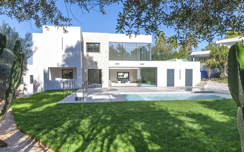 This beautiful villa in Nova Santa Ponsa with pool is located in a quiet and exclusive residential area of Mallorca, near the Club Ná — photo 2