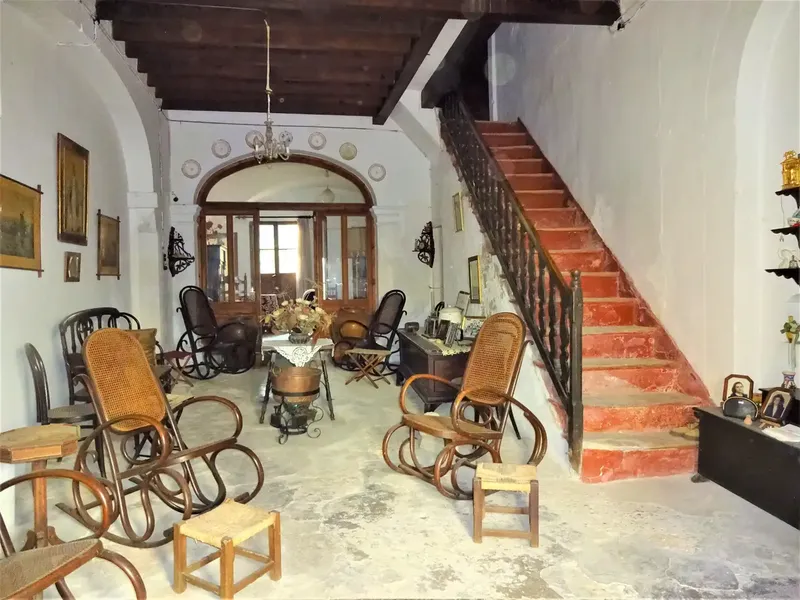 Exceptional manor house in Muro dating from 1919, distributed over 3 floors. It consists of entrance hall, living-dining room with arch — photo 1
