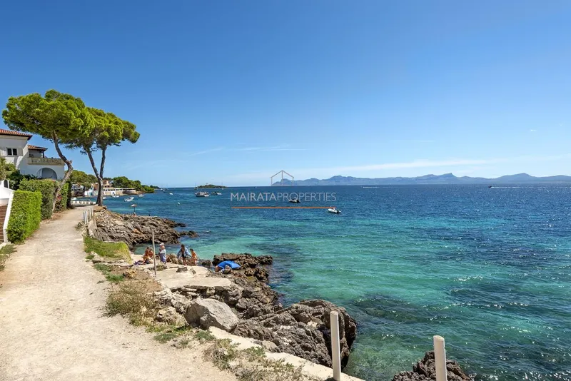 Sea front plot for sale in Alcanada, Mallorca — photo 3