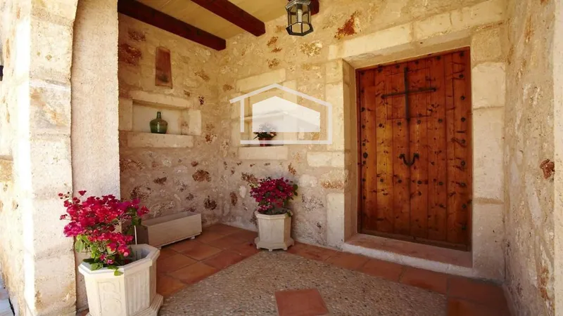 Charming finca in Es Llombards: tourist license for 10 people — photo 10