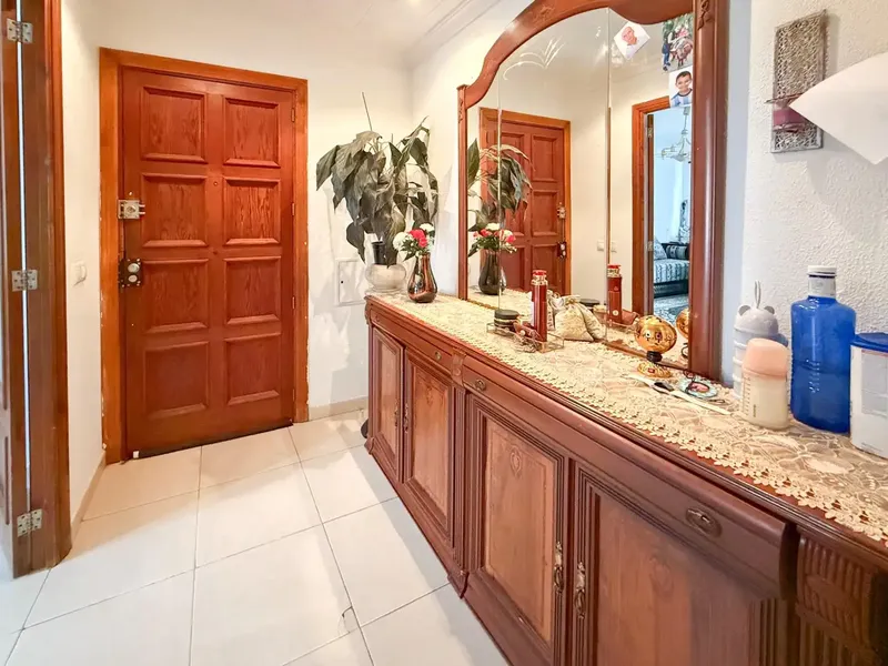 We present this spacious second floor without elevator that stands out for its large rooms and brightness. Located right on Gran Vía de Colón — photo 7