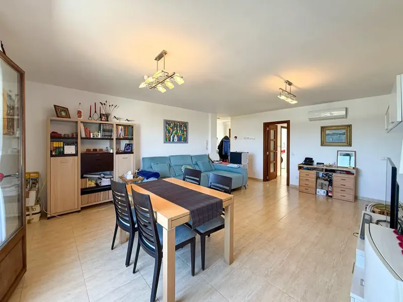 Discover this magnificent apartment on the second floor of a building without a lift, notable for its semi-new condition — photo 1